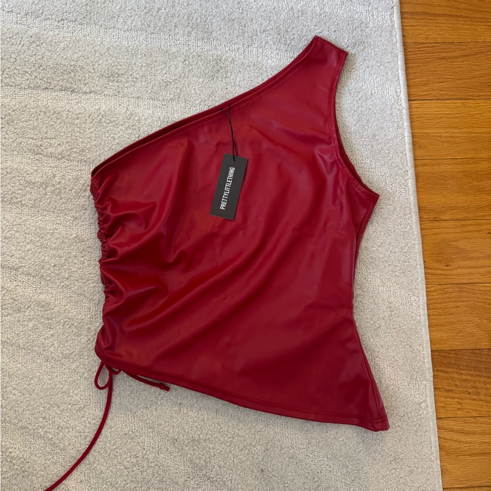 PrettyLittleThing ❤️ One-Shoulder Red Leather Crop Top